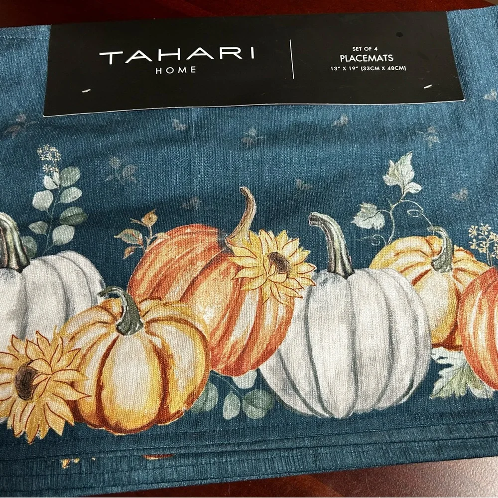 🆕- Set of 4 Tahari Home Placemats‎ with a Pumpkin and Floral Design Blue